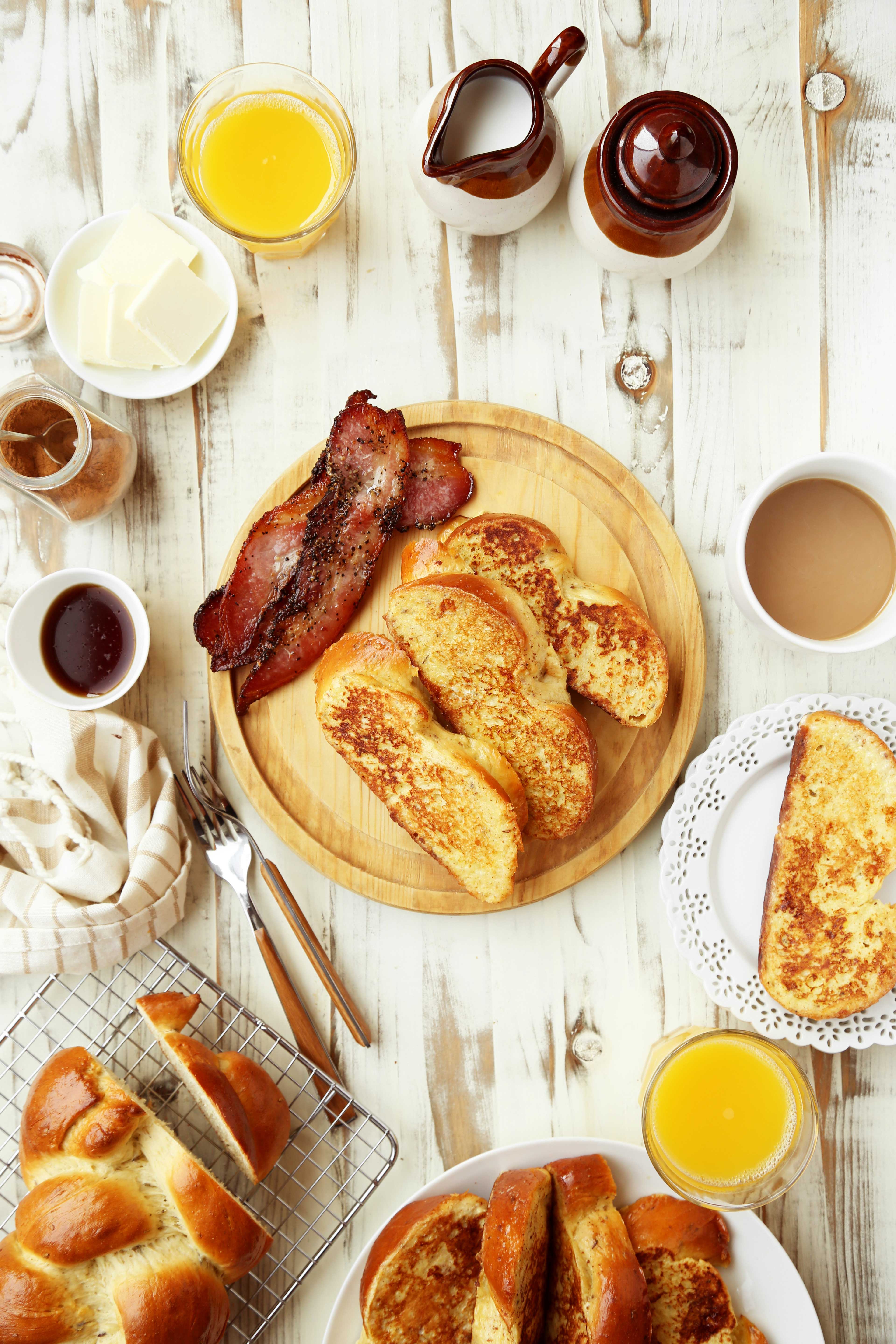 Позавтракать время. Завтрак по времени. Оригинальные Завтраки с булочкой. Желтый завтрак. Идеи для утреннего тоста.