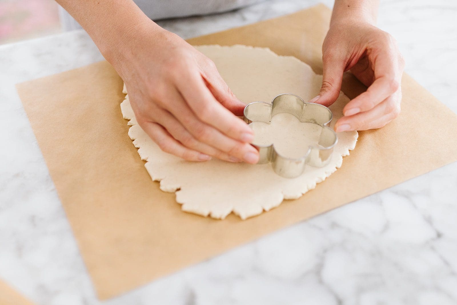 Strawberry and Vanilla Bean Daisy Conchas (Mexican Sweet Breads) - Joy ...