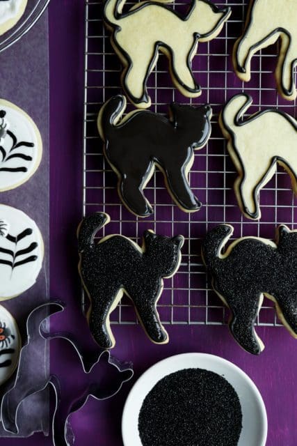 Black cat Halloween sugar cookies.