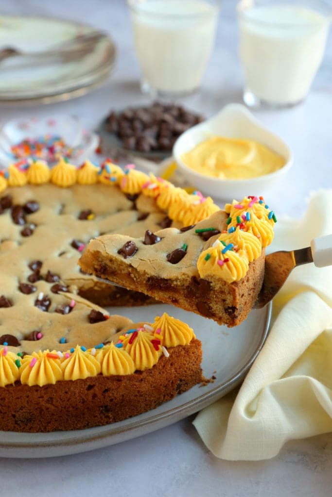 Baked and sliced cookie cake recipe