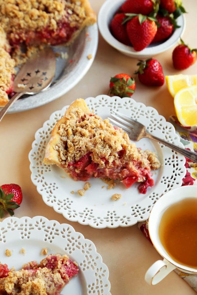 Slice of strawberry crumble pie with tea.