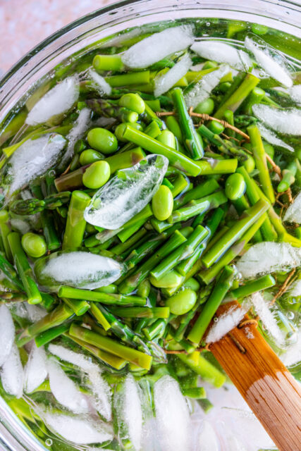 keeping asparagus and veggies green with ice before getting mixed into salad